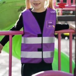Gilet fluorescent enfant personnalisé violet dans une aire de jeux marquage poitrine