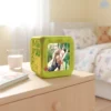 Réveil numérique lumineux personnalisable 5 Réveil personnalisé enfant avec photo de manège enchanté et chevaux de bois.