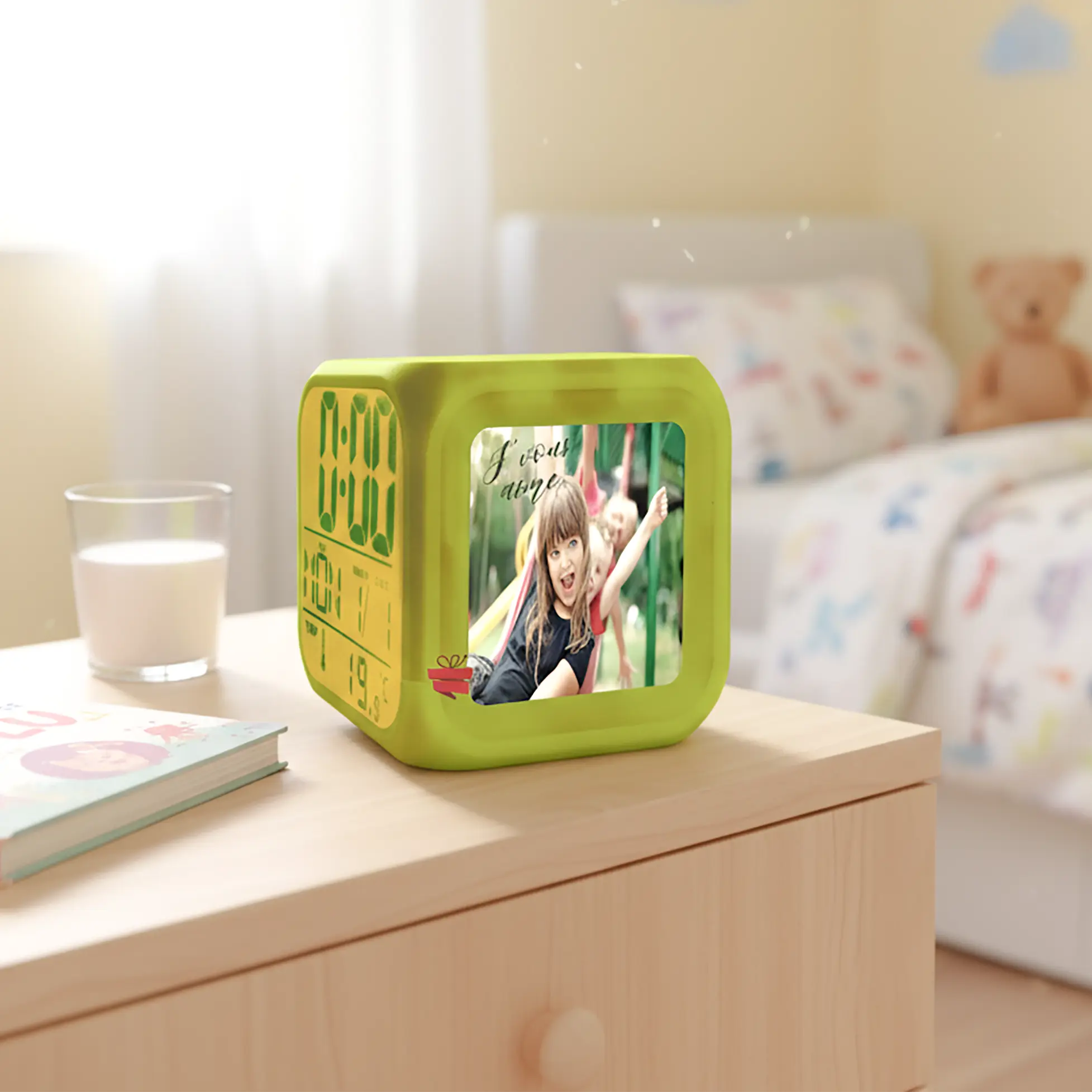 Réveil numérique lumineux personnalisable 2 Réveil personnalisé enfant avec photo de manège enchanté et chevaux de bois.